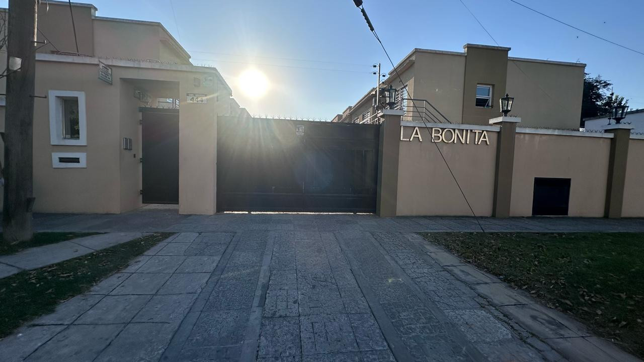 Departamento dos ambientes en primer piso en Hermoso Complejo